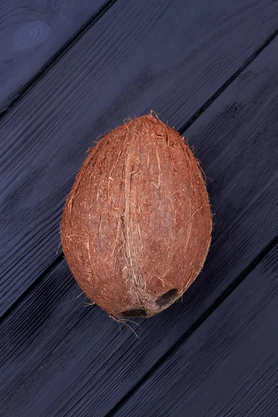 Verse hele kokosnoot fruit, bovenaanzicht. — Stockfoto