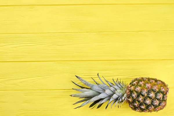 Ripe pineapple fruit on colorful background. — Stock Photo, Image