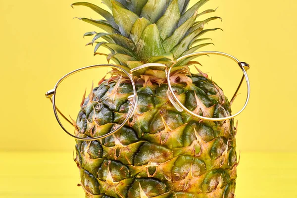 Ananas aus nächster Nähe im Glas. — Stockfoto
