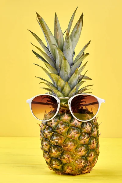 Ananász gyümölcs stílusos napszemüveg. — Stock Fotó