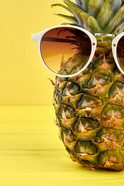 Saftig ananas i solglasögon. — Stockfoto