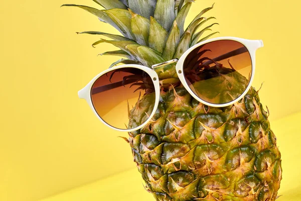 Смешной свежий ананас в солнечных очках . — стоковое фото