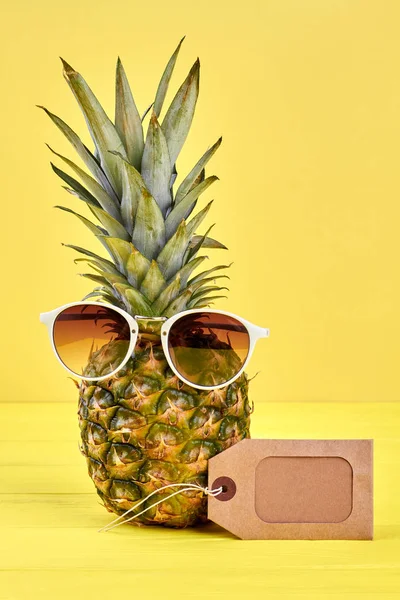 Ананас с солнцезащитными очками на цветном фоне. — стоковое фото