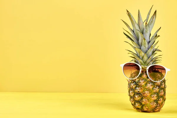 Хипстерский ананас в солнечных очках на жёлтом фоне . — стоковое фото