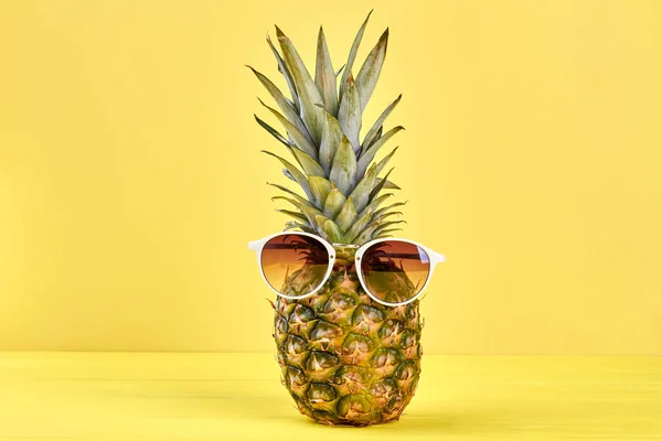 Snygg grön ananas bär solglasögon. — Stockfoto