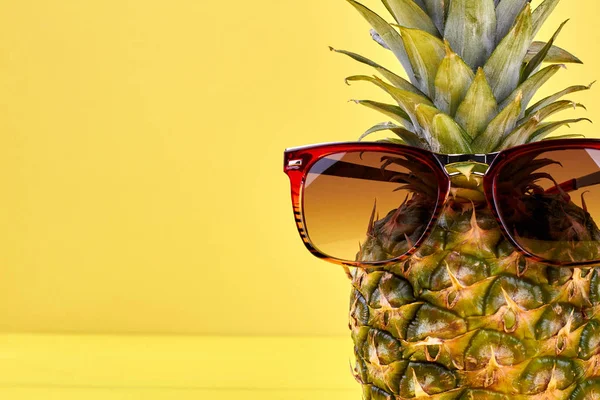 Närbild av ananas i solglasögon och kopiera utrymme. — Stockfoto