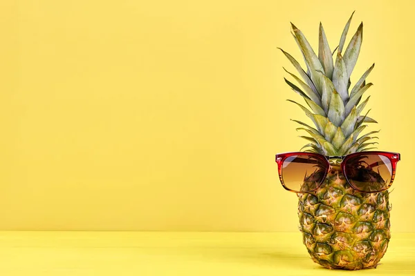 Hela saftig ananas och kopia utrymme. — Stockfoto