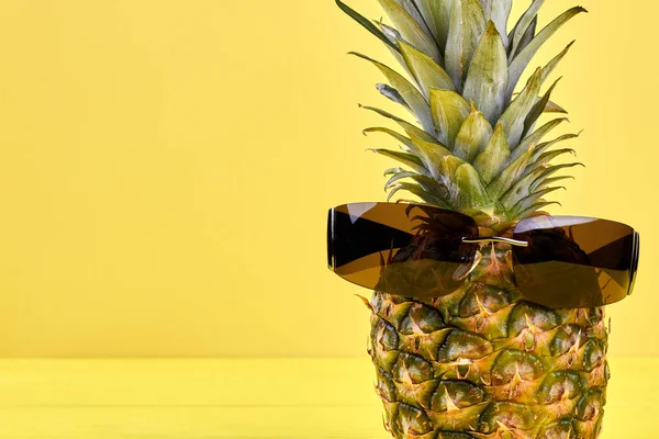 Férfi napszemüveg és másol hely Ananas. — Stock Fotó