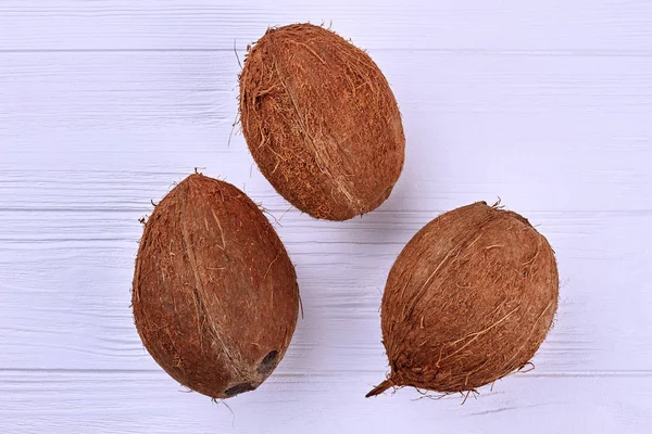 Trzech dojrzałych kokosów, widok z góry. — Zdjęcie stockowe