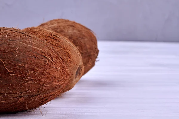 Cocos maduros e espaço de cópia . — Fotografia de Stock