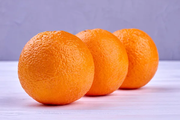 Három egészséges narancs fa háttér. — Stock Fotó