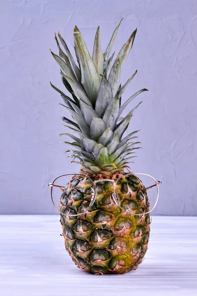 Pineapple in eyeglasses on wooden background. — Stock Photo, Image