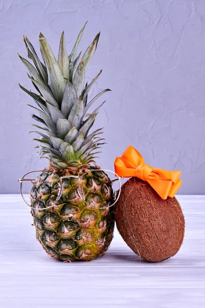 スタイリッシュなパイナップルと灰色の背景にココナッツ. — ストック写真
