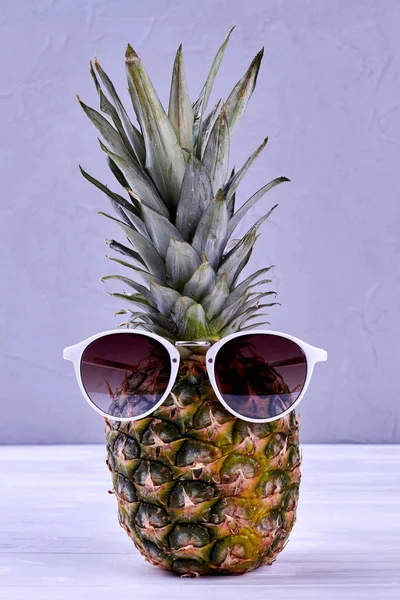 Friss, lédús ananász napszemüveget visel. — Stock Fotó