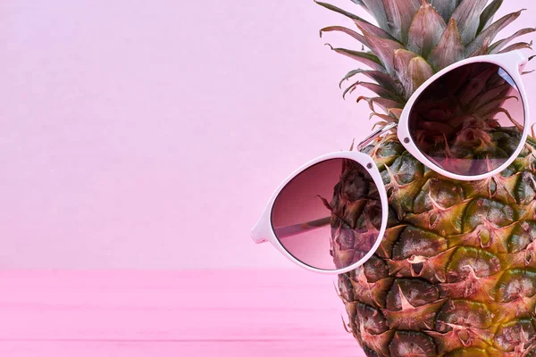 Vicces ananász napszemüveg és másol hely. — Stock Fotó