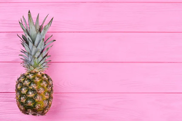 Ripe pineapple on pink wooden table. — Stock Photo, Image