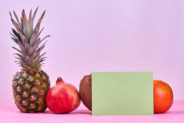 Fruits tropicaux et carton blanc . — Photo