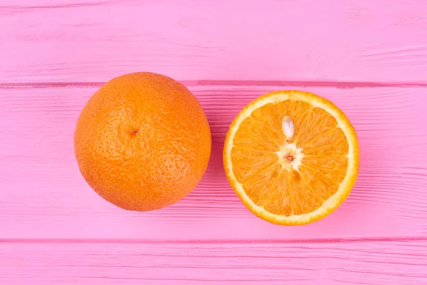 Seluruh dan irisan buah oranye . — Stok Foto