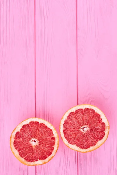 Dua bagian dari grapefruit, top view . — Stok Foto