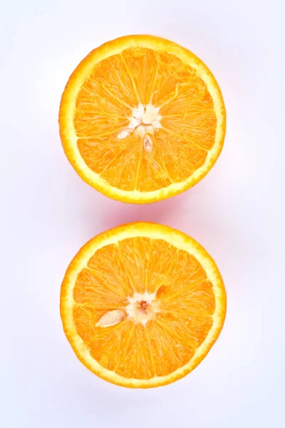 Laranja madura cortada em duas metades . — Fotografia de Stock