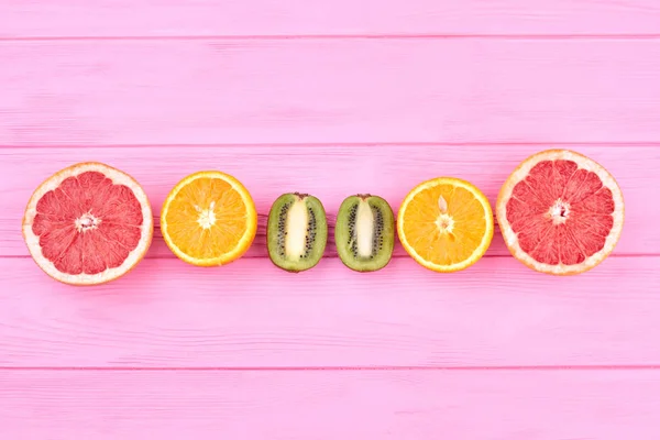 Baris buah jeruk berwarna-warni, tampilan atas . — Stok Foto