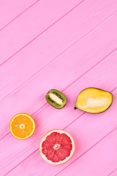 Rijpe vruchten op houten achtergrond, bovenaanzicht. — Stockfoto