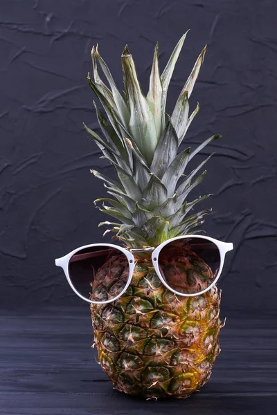 Гавайские ананы в солнечных очках . — стоковое фото