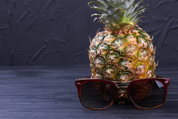 Гавайские ананасы и солнечные очки на тёмном фоне . — стоковое фото