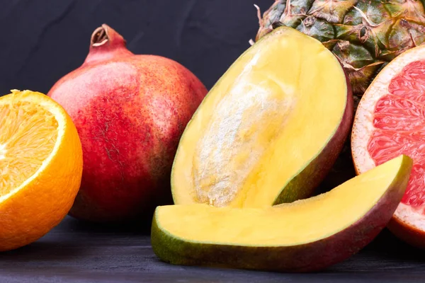 Gesneden mango en grapefruit close-up. — Stockfoto