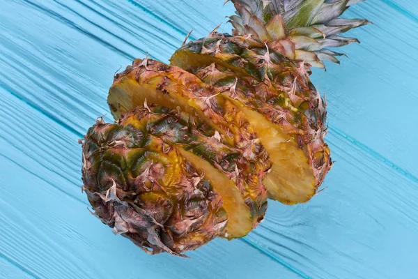 Ripe sliced pineapple on blue wooden background. — Stock Photo, Image