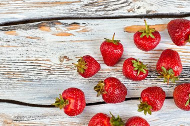 Eski ahşap arka planda taze çilekler..