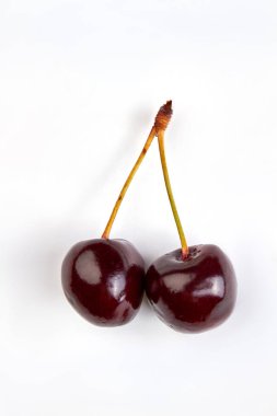 Kök ile iki olgun kiraz.