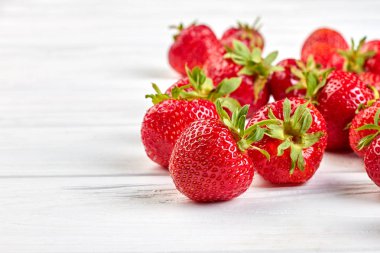 beyaz zemin üzerine kırmızı olgun çilek.