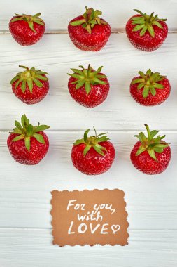 Romantik arka plan taze çilek ile.