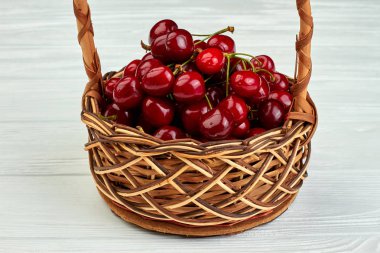 Hasır sepet içinde kırmızı olgun kiraz.