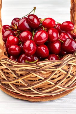 Olgun kiraz sepeti yukarı kapatın.