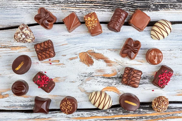 Moldura de doces de chocolate no fundo de madeira . — Fotografia de Stock