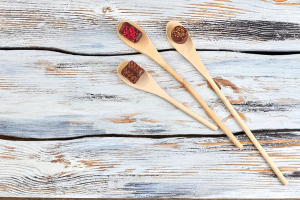 Set of wooden spoons with, top view. — Stock Photo, Image