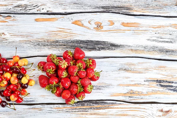 Сладкие органические ягоды на деревянном фоне . — стоковое фото