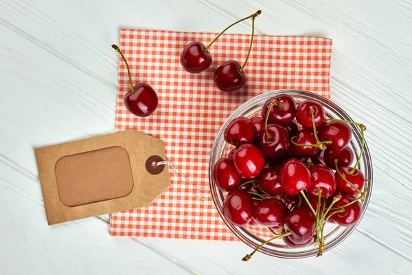 Cerezas maduras en tazón sobre servilleta . — Foto de Stock