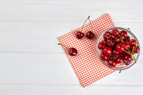 Cerezas frescas en cuenco y espacio para copiar . — Foto de Stock