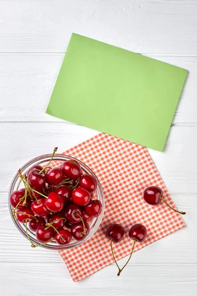 新鮮なサクランボと白紙カード ガラスのボウルで熟した有機果実 健康的な食事の概念 — ストック写真