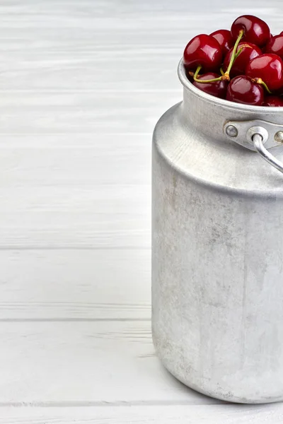Cerejas vermelhas maduras em balde vintage, imagem cortada . — Fotografia de Stock