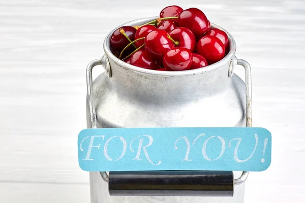 サクランボのバケツとあなたのためのテキスト ロマンチックなメッセージを持つ金属の水差しで新鮮なおいしい果実 — ストック写真