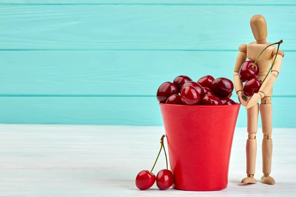 Maceta de cerezas maduras sobre fondo de color . — Foto de Stock