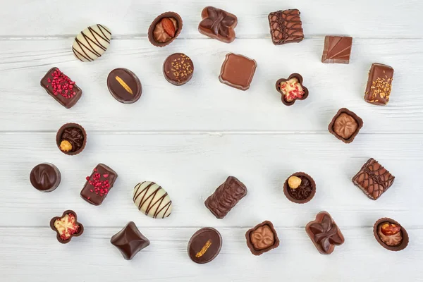 Moldura de doces de chocolate no fundo branco . — Fotografia de Stock