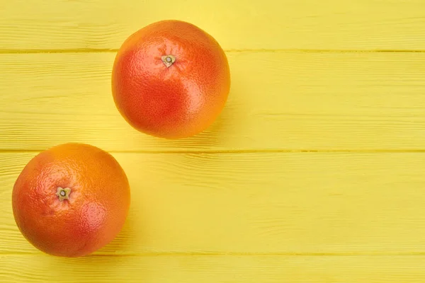 Dos pomelos frescos y espacio para copiar . — Foto de Stock