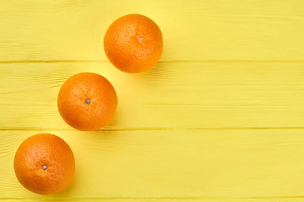 Fila de frutas naranjas y espacio de copia . — Foto de Stock