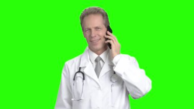 Cep telefonu üzerinde konuşurken erkek doktor.