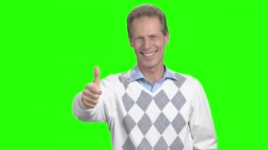 gülümseyen adam thumb gösterilen.